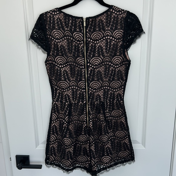 Fancy lace romper - Picture 4 of 5